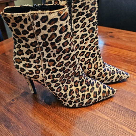 Gorgeous animal print pony ankle boots. Size 8. - Picture 3 of 8